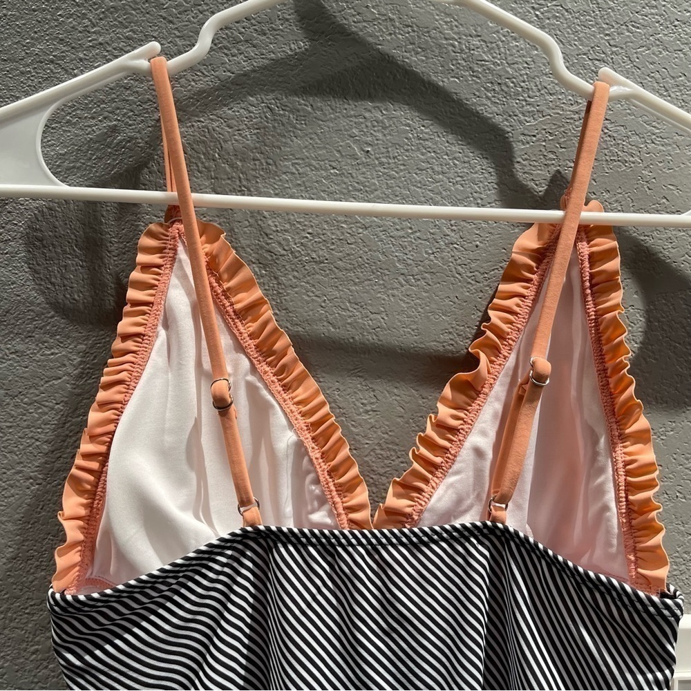 Beachsissi Ruffle V Neck One Piece Swimwear size medium - Picture 4 of 8